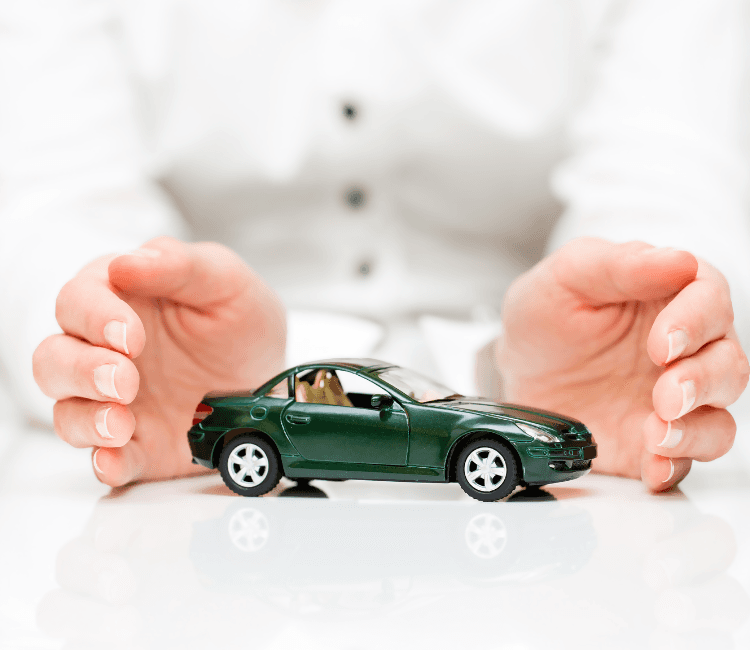 ידיים עוטפות רכב ירוק - תמונה ראשית למאמר חידוש ביטוח רכב - כל מה שכדאי לדעת