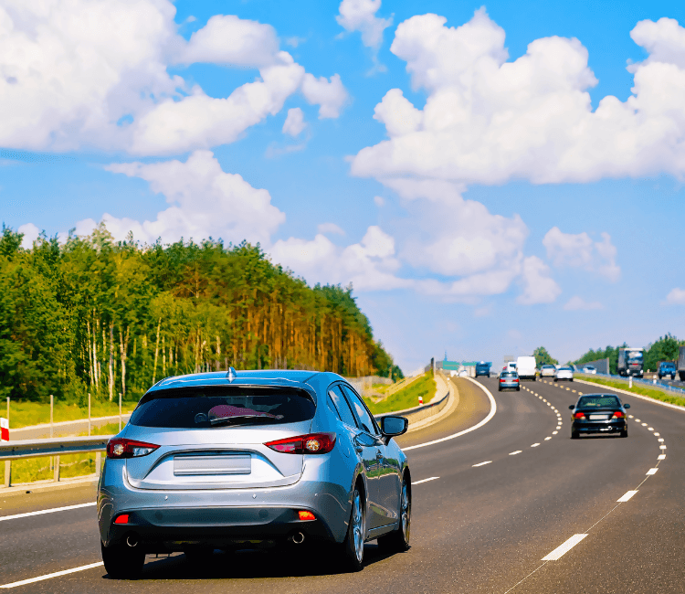 "רכבים נוסעים על כביש מהיר ופסטורלי - תמונה ראשית למאמר: "שירותי דרך, גרירה ורכב חלופי בביטוח רכב